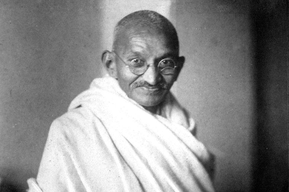 Gewaltlos streitet Mahatma Gandhi für die Unabhängigkeit Indiens. Sein halbnackter, in Baumwolle gehüllter Körper wird zur Ikone 0.749