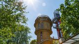 Runder Turm mit Aussichtsterrasse zwischen den Bäumen