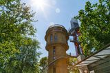 Runder Turm mit Aussichtsterrasse zwischen den Bäumen