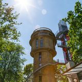 Runder Turm mit Aussichtsterrasse zwischen den Bäumen