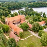 Luftaufnahme der Backsteinklosteranlage mit Wald und See