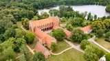 Luftaufnahme der Backsteinklosteranlage mit Wald und See