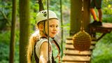 Mädchen im Kletterpark