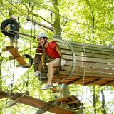 Mann klettert aus einer Röhre