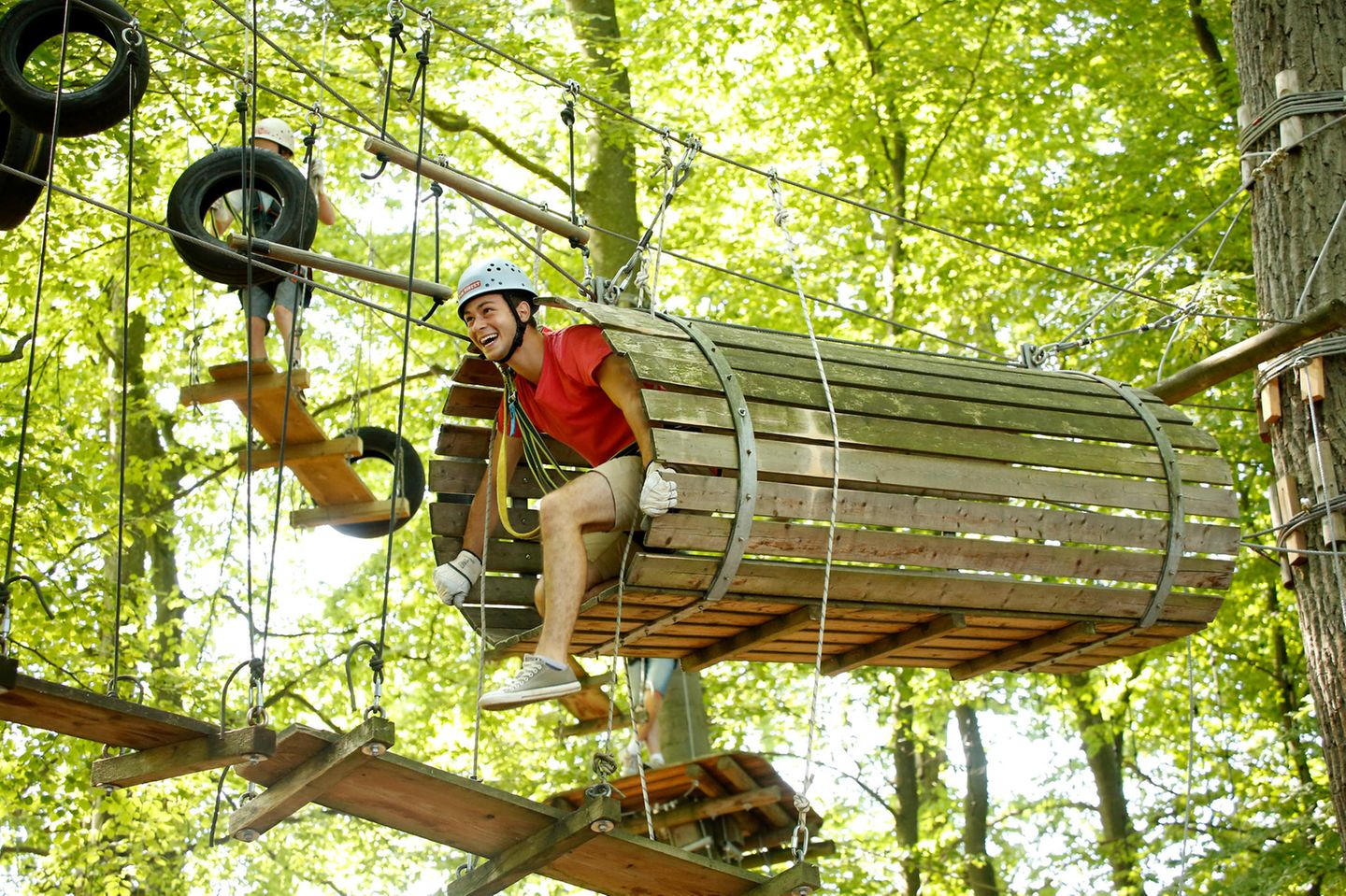Von Baum zu Baum: Fun Forest Homburg Mann klettert aus einer Röhre