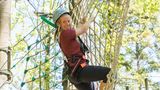 Frau an einem Kletternetz