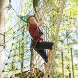 Frau an einem Kletternetz