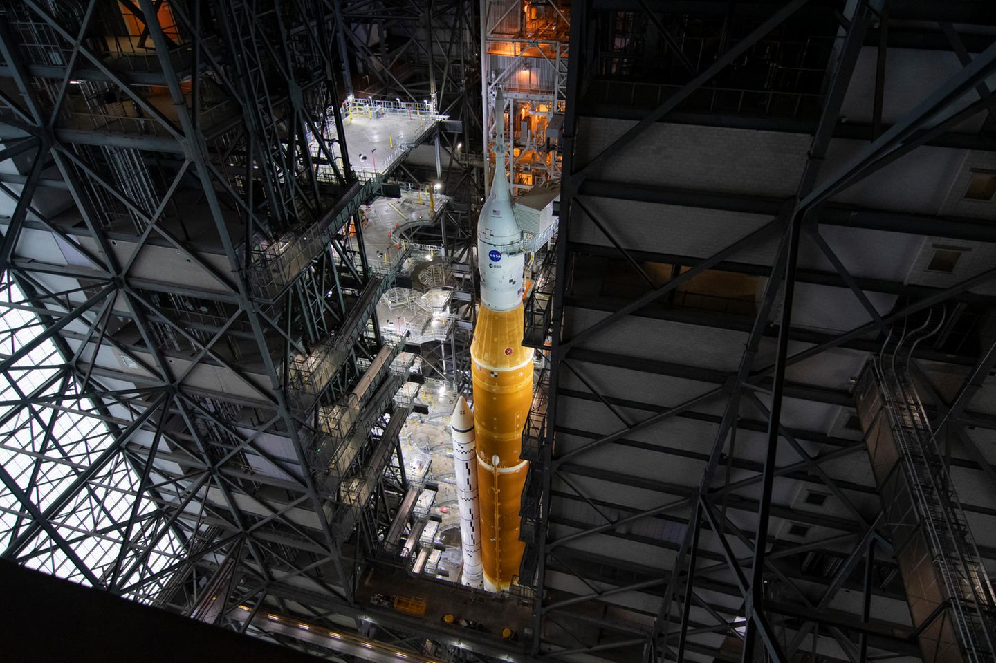 Große, neue Mondrakete der NASA auf der Startrampe