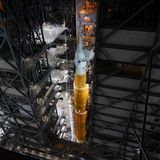 Große, neue Mondrakete der NASA auf der Startrampe