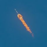 Schon die Trägerrakete Falcon 9 aus dem Hause SpaceX hatte eine neue Ära der Raumfahrt eingeläutet. Und das nicht nur, weil ihre Erststufe landen und erneut fliegen kann. Flüge mit der Falcon 9 und ihrem größeren Pendant, der Falcon Heavy, sind so günstig, dass sie neue lukrative Geschäftsmodelle im Weltraum ermöglichen. SpaceX dominiert den US-Markt, allein 2023 flogen die Falcon-Raketen 96 Mal. Zum Vergleich: Der europäische Konkurrent Ariane 6 soll maximal elf Mal im Jahr starten.