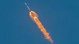 Schon die Trägerrakete Falcon 9 aus dem Hause SpaceX hatte eine neue Ära der Raumfahrt eingeläutet. Und das nicht nur, weil ihre Erststufe landen und erneut fliegen kann. Flüge mit der Falcon 9 und ihrem größeren Pendant, der Falcon Heavy, sind so günstig, dass sie neue lukrative Geschäftsmodelle im Weltraum ermöglichen. SpaceX dominiert den US-Markt, allein 2023 flogen die Falcon-Raketen 96 Mal. Zum Vergleich: Der europäische Konkurrent Ariane 6 soll maximal elf Mal im Jahr starten.
