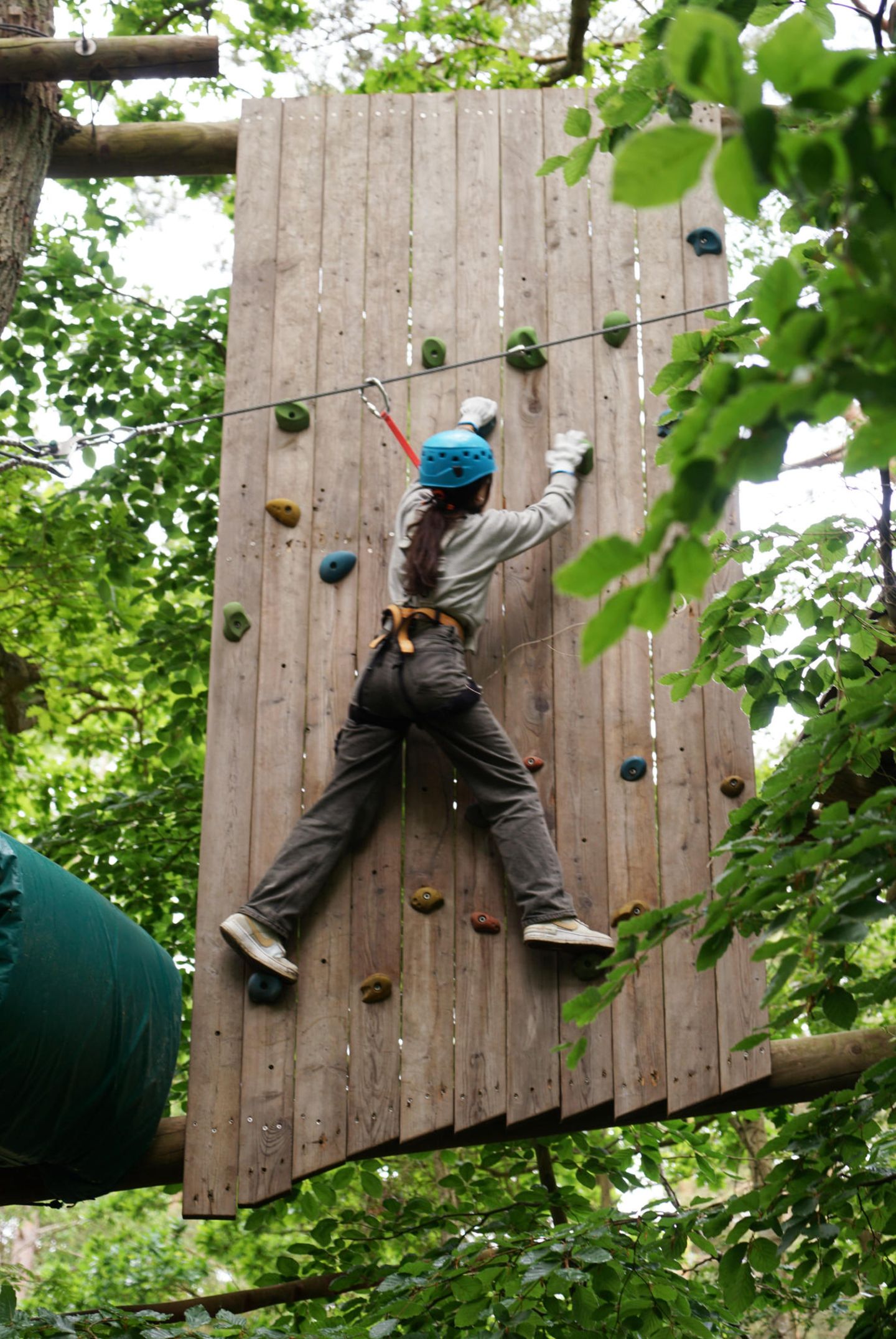 Action und Genuss: Kletterwald BinzPora Mädchen an einer Kletterwand