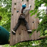 Mädchen an einer Kletterwand