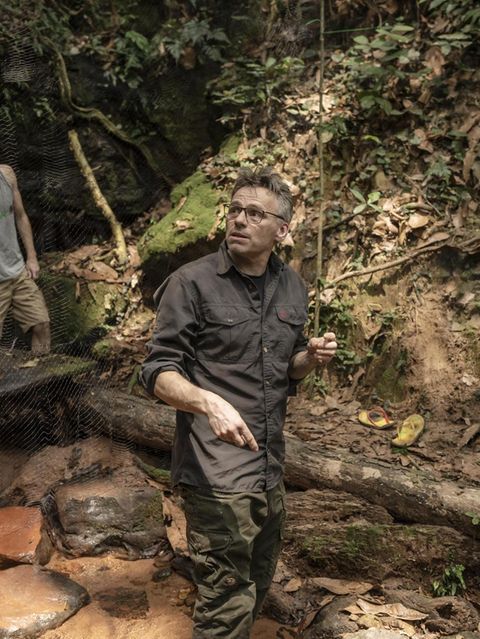 Der Forscher Fabian Leendertz steht im Wald