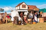 Leute kaufen authentische Sachen auf dem Wikingerfest-Markt