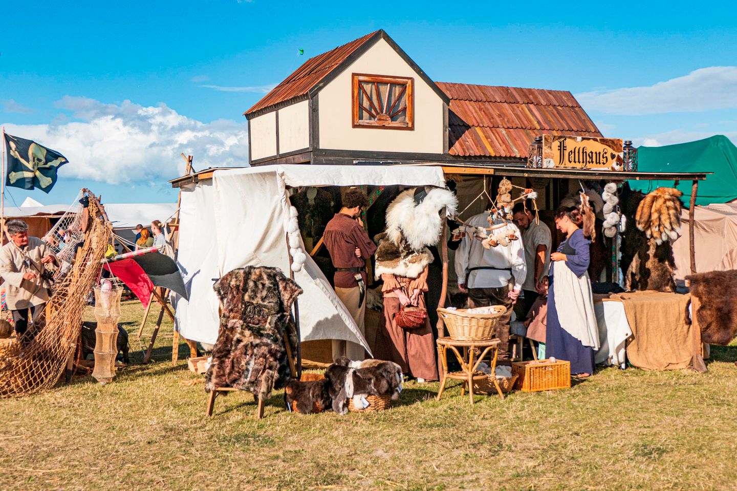 Wikingerfest am Meer Leute kaufen authentische Sachen auf dem Wikingerfest-Markt