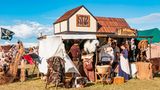 Leute kaufen authentische Sachen auf dem Wikingerfest-Markt