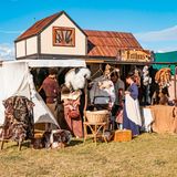 Leute kaufen authentische Sachen auf dem Wikingerfest-Markt