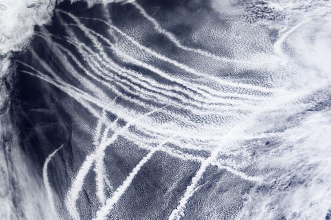 Helle Kondensstreifen, diese ziehen sich über Schiffsrouten durch den nordöstlichen Pazifik, reflektieren Sonnenlicht und schwächen den Temperaturanstieg in der Atmosphäre ab. Robert Wood spricht von "versehentlichem Geoengineering" 