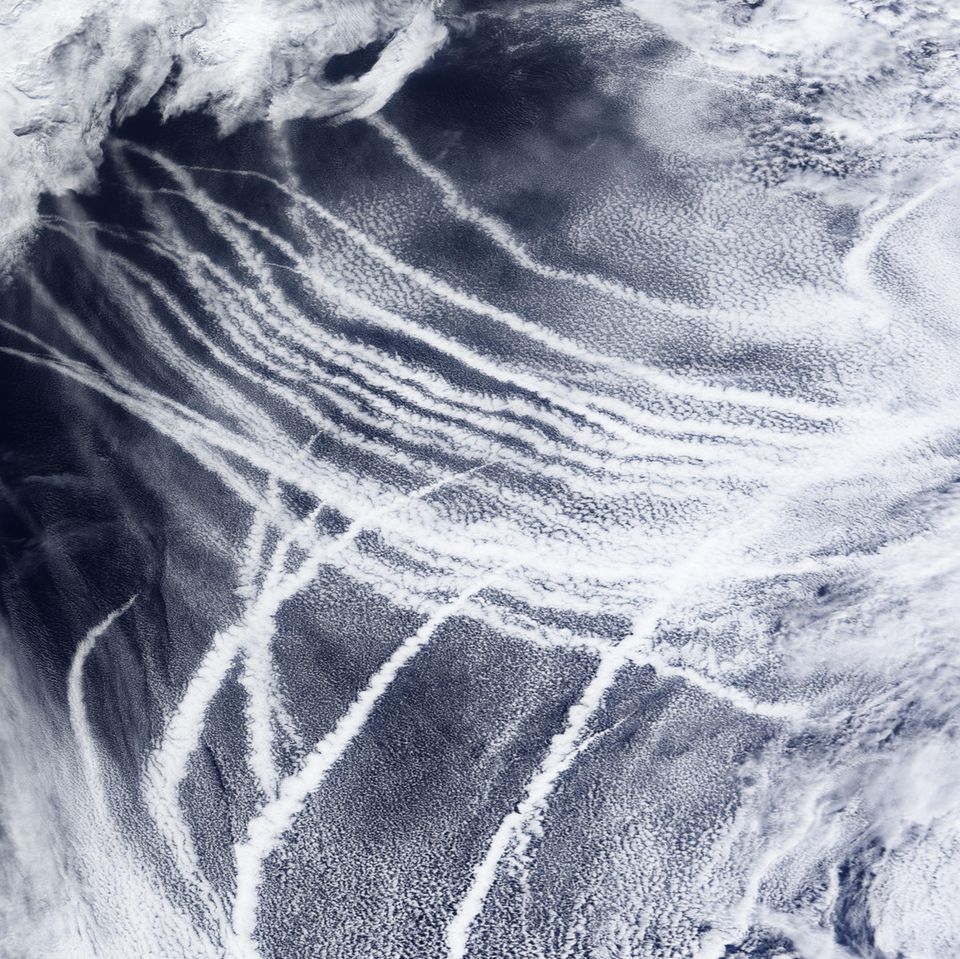Helle Kondensstreifen, diese ziehen sich über Schiffsrouten durch den nordöstlichen Pazifik, reflektieren Sonnenlicht und schwächen den Temperaturanstieg in der Atmosphäre ab. Robert Wood spricht von "versehentlichem Geoengineering" 