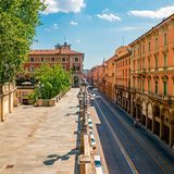 Häuserfront mit Strasse und Park