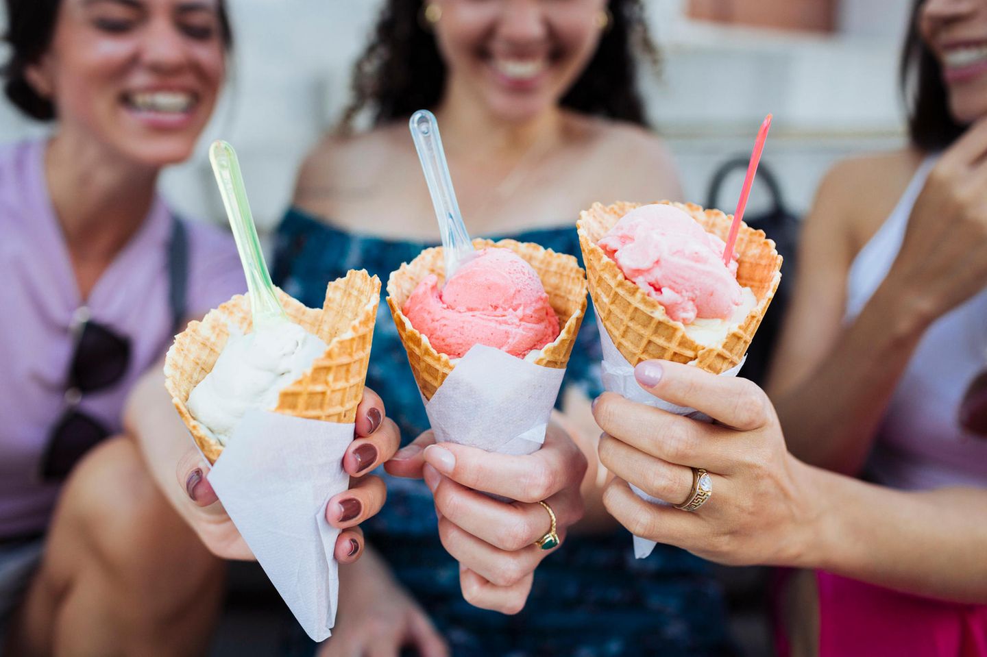 Drei Frauen halten jeweils ein Eis in der Waffel in die Kamera