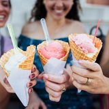 Drei Frauen halten jeweils ein Eis in der Waffel in die Kamera