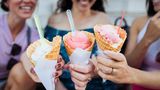 Drei Frauen halten jeweils ein Eis in der Waffel in die Kamera