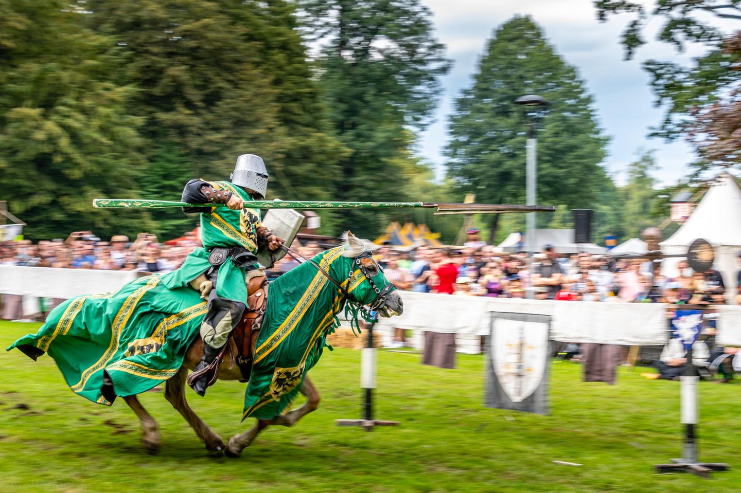 Mittelalterliches Spektakulum Angelbachtal Ein kostümierter Mann auf einem Pferd, der eine Kampfshow vorführt