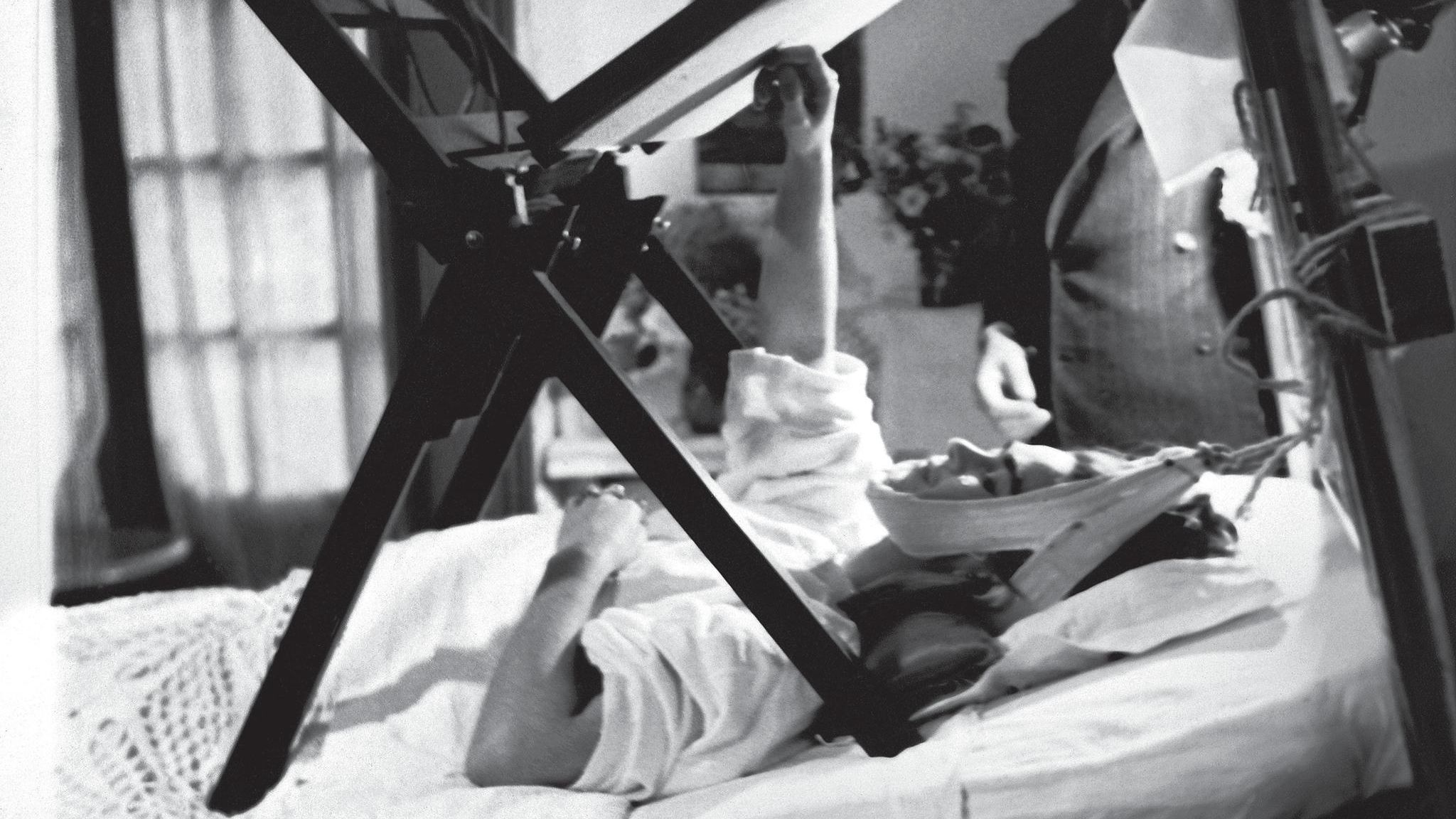 Schwarz-weiß Fotografie zeigt Frida Kahlo schwerkrank im Bett Schwarz-weiß Fotografie zeigt Frida Kahlo schwerkrank im Bett