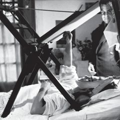 Schwarz-weiß Fotografie zeigt Frida Kahlo schwerkrank im Bett