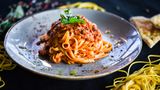 Tagliatelle Bolognese mit Parmesan auf einem Teller
