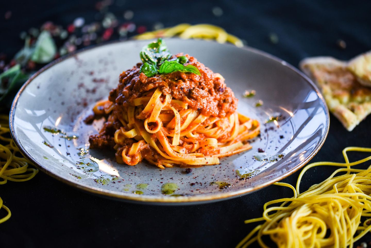 Ristorante Sfoglia Rina: Hier gibt' s die beste Bolognese Tagliatelle Bolognese mit Parmesan auf einem Teller