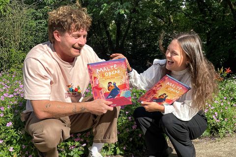 Malte Zierden und Amia von Arenberg halten ihr neu veröffentlichtes Buch in der Hand