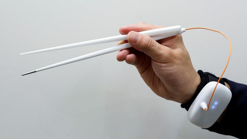 Ein paar Essstäbchen, die unter Strom gesetzt werden können