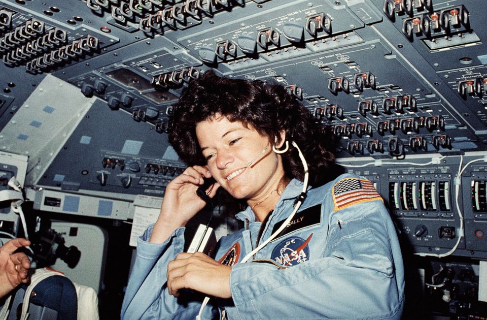 Astronautin im Space Shuttle spricht in Headset