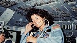 Astronautin im Space Shuttle spricht in Headset