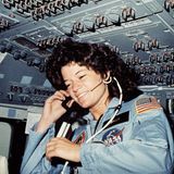 Astronautin im Space Shuttle spricht in Headset