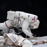 Astronaut im Raumanzug an der ISS