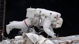 Astronaut im Raumanzug an der ISS