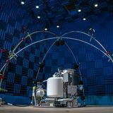 Technische Anlage in großem Raum mit blauen Schallschutzwänden