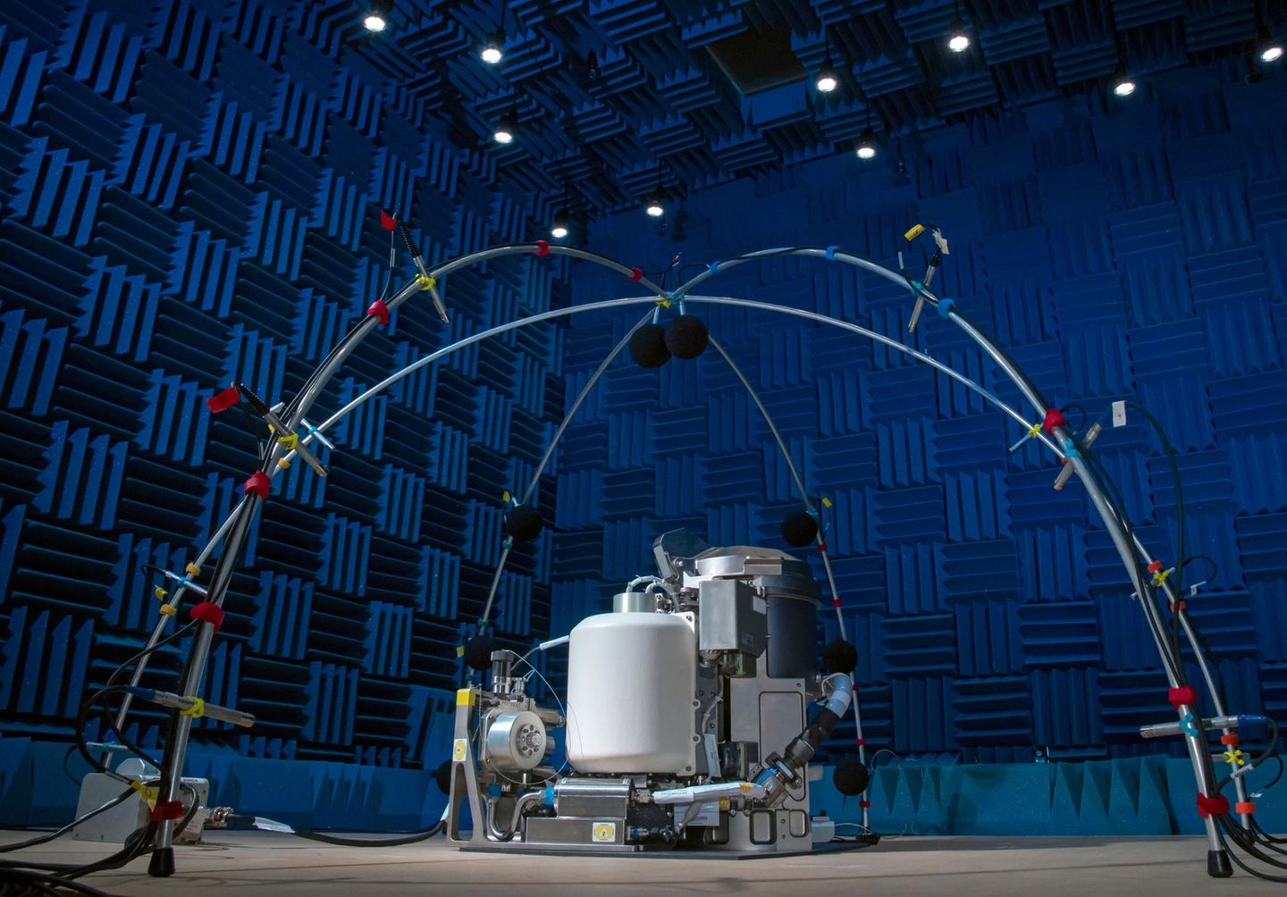 Saugen statt Spülen Technische Anlage in großem Raum mit blauen Schallschutzwänden