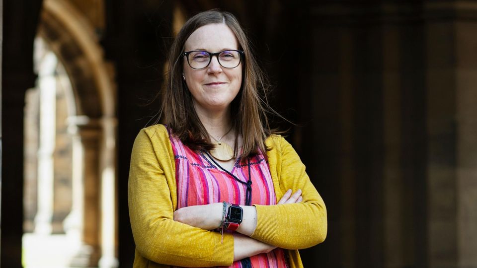 Nicola Veitch lächelt in Kamera