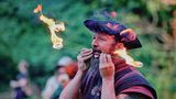 ein Mann, der mit seinem Mund Tricks mit dem Feuer vorführt