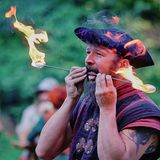 ein Mann, der mit seinem Mund Tricks mit dem Feuer vorführt