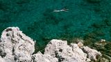Frau schnorchelt in der Anthony Quinn Bay auf Rhodos
