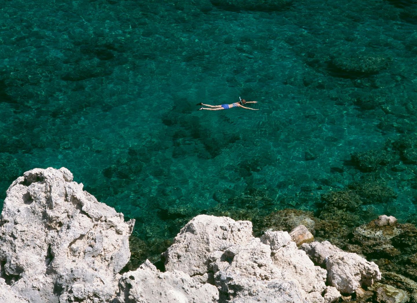 Frau schnorchelt in der Anthony Quinn Bay auf Rhodos