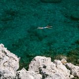 Frau schnorchelt in der Anthony Quinn Bay auf Rhodos