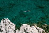 Frau schnorchelt in der Anthony Quinn Bay auf Rhodos