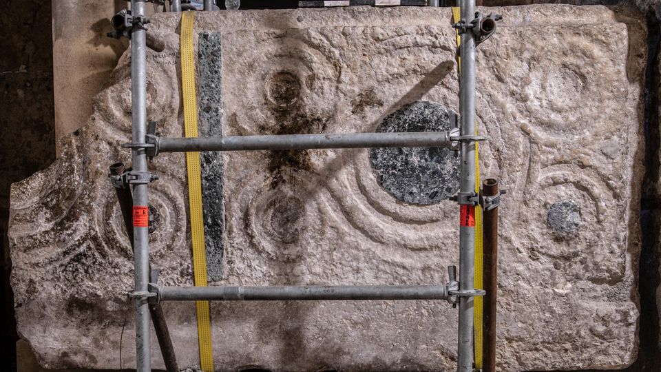 Jerusalem: Die Frontplatte des Kreuzfahrer-Hochaltars: Etwa zwei Drittel der ursprünglichen Steinplatte sind erhalten. Einst war der Altar 3,50 Meter breit Die Frontplatte des Kreuzfahrer-Hochaltars: Etwa zwei Drittel der ursprünglichen Steinplatte sind erhalten. Einst war der Altar 3,50 Meter breit